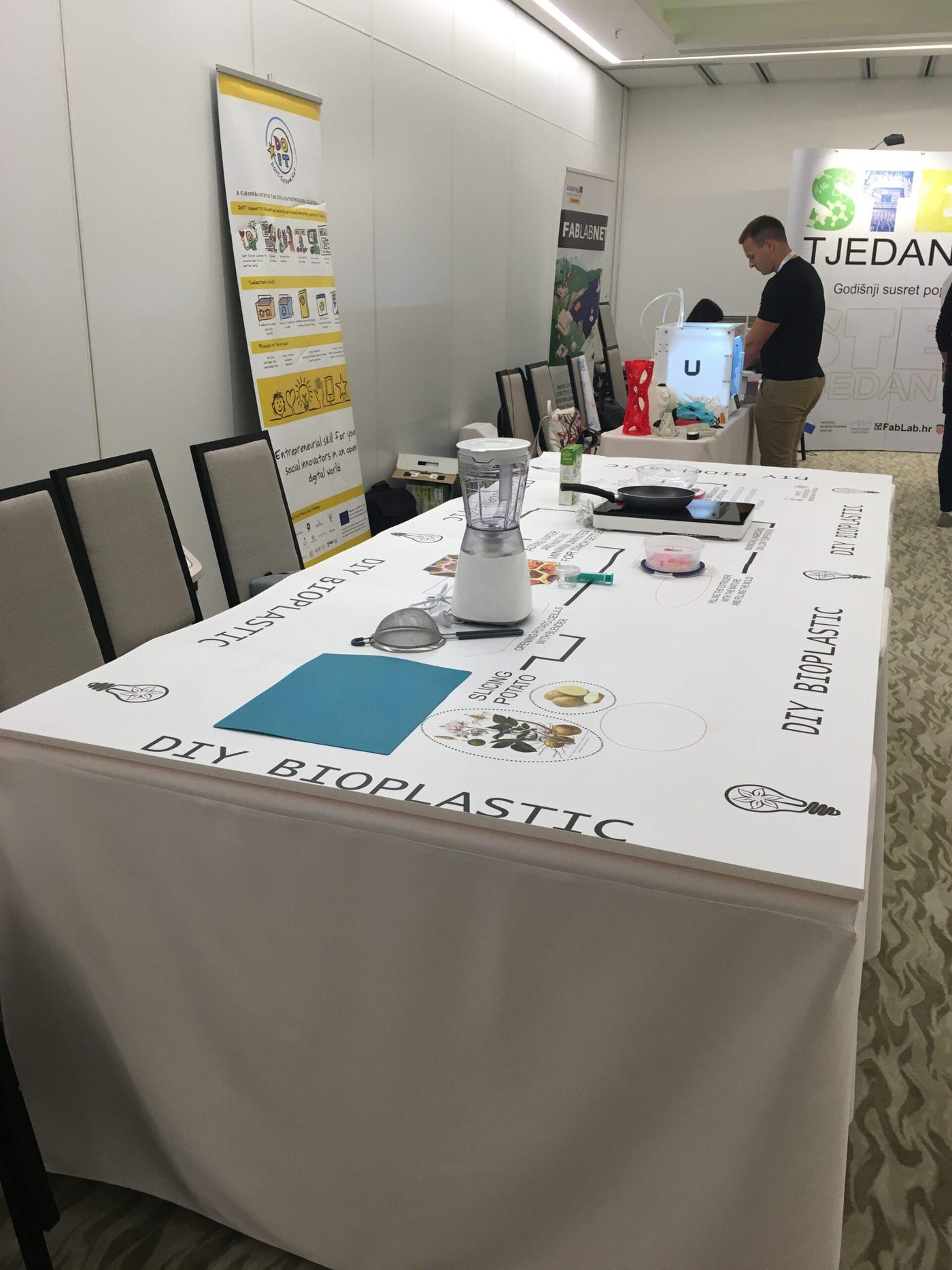 DIY Bioplastic demo štand na CUC 2019, uz bannere DO-IT i FabLabNet