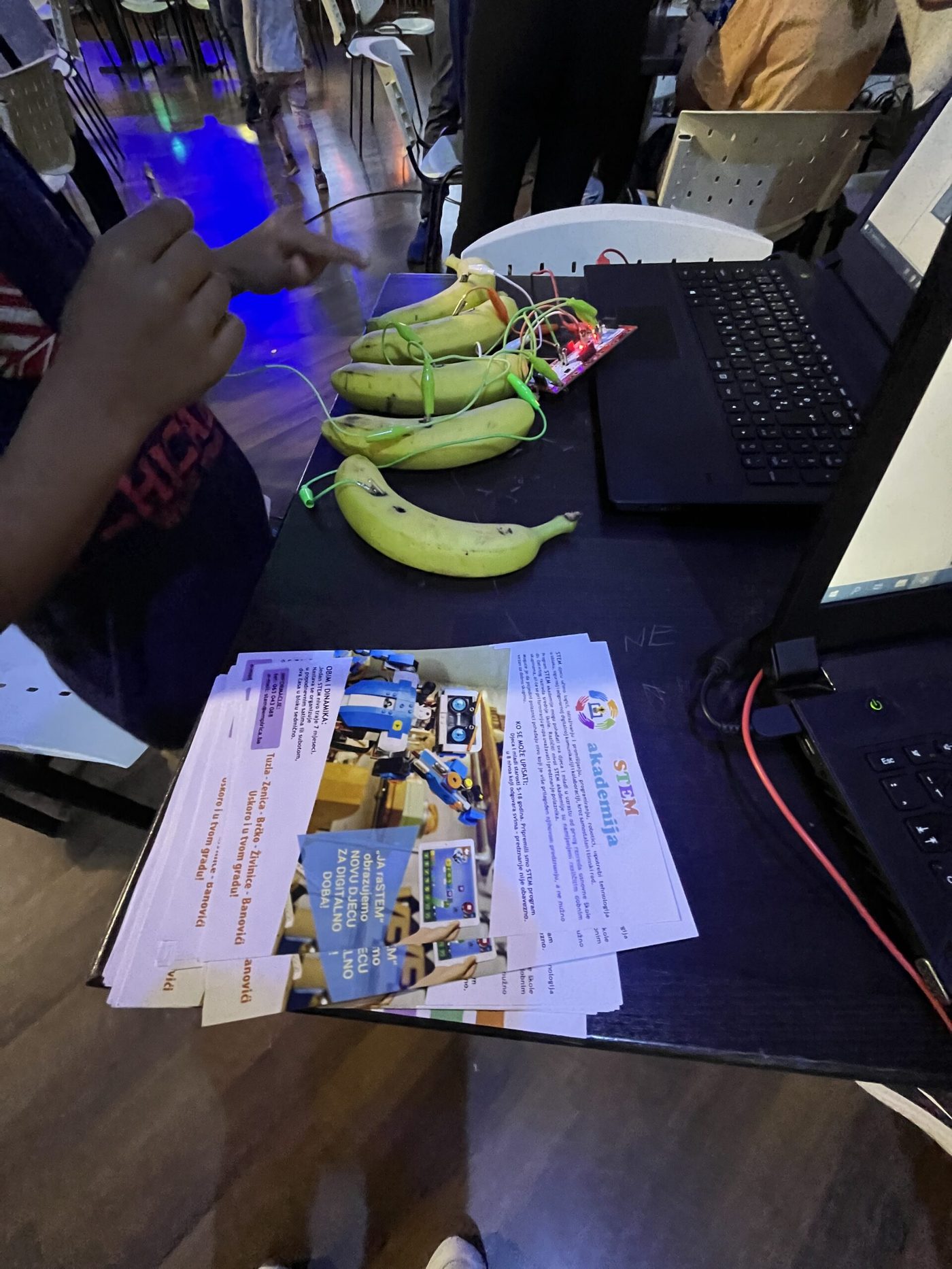 Banana-baterija elektronički eksperiment i letak STEM akademije